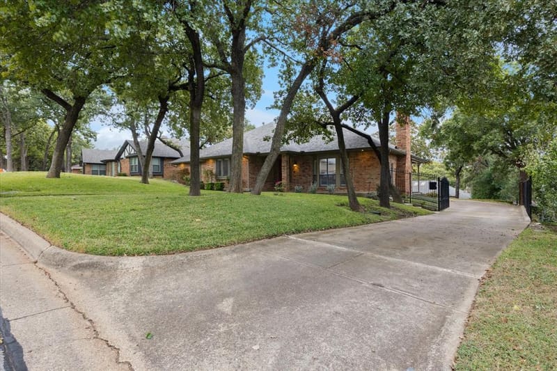 2618 Keystone Drive, Arlington TX 76006 - Photo 2