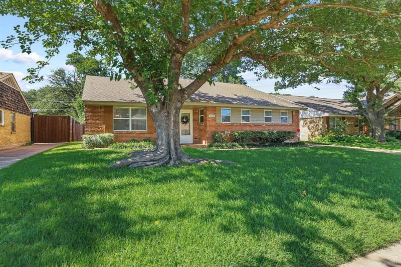 10621 Mapleridge Drive, Dallas TX 75238 - Photo 2