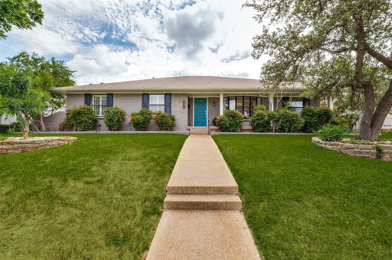 9421 Meadowknoll Drive, Dallas TX 75243 - Photo 4