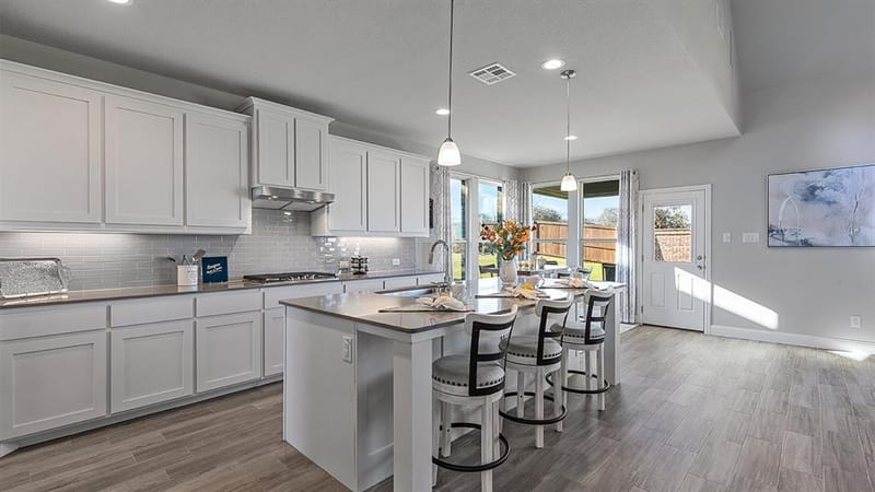 4927 SIMMENTAL Drive, Arlington TX 76001 - Photo 3
