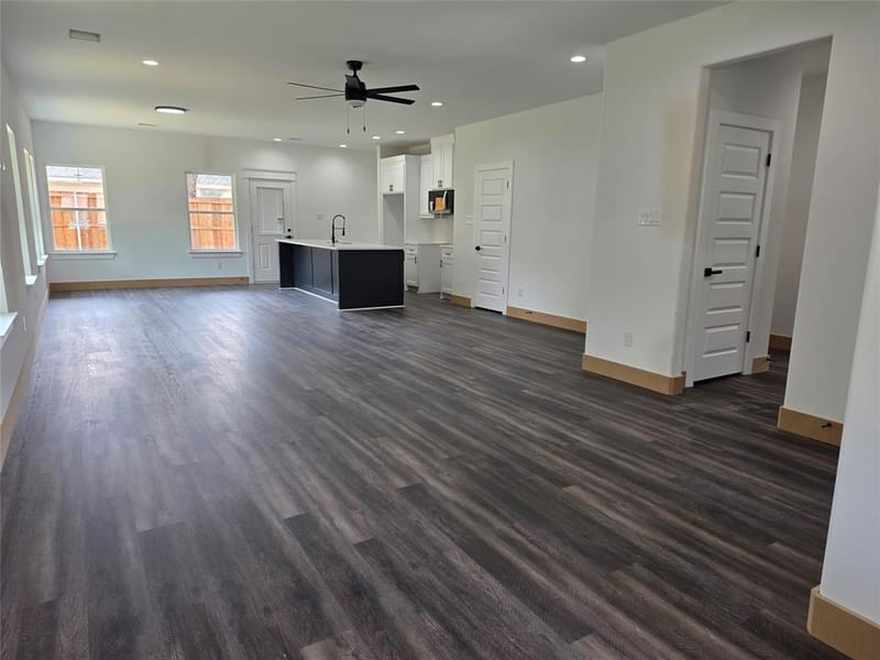 322 W Brownlee Avenue, Dallas TX 75224 - Photo 2
