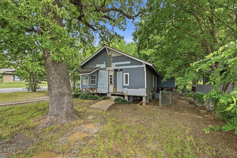 829 W Walker Street, Denison TX 75020 - Photo 2