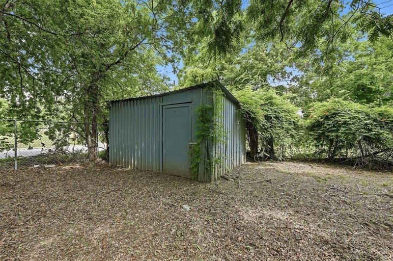 829 W Walker Street, Denison TX 75020 - Photo 24