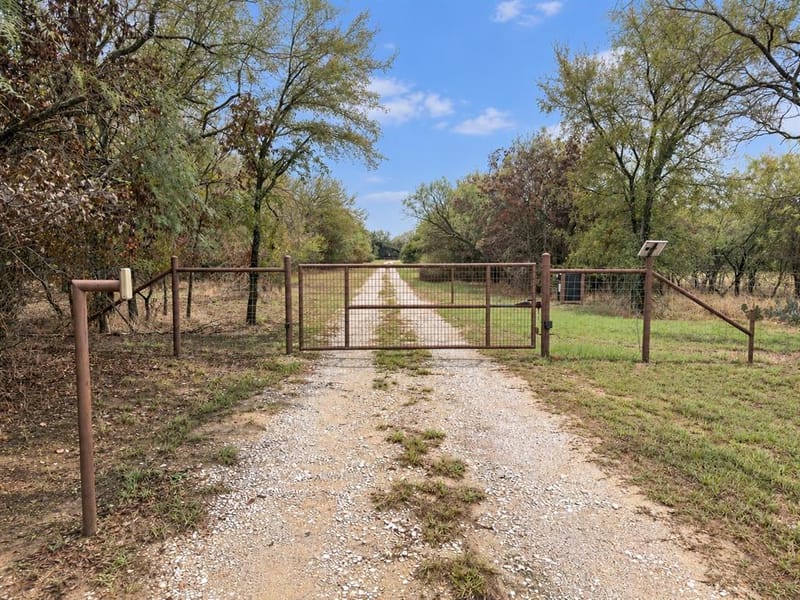 1102 NE 23rd Street, Mineral Wells TX 76067 - Photo 4