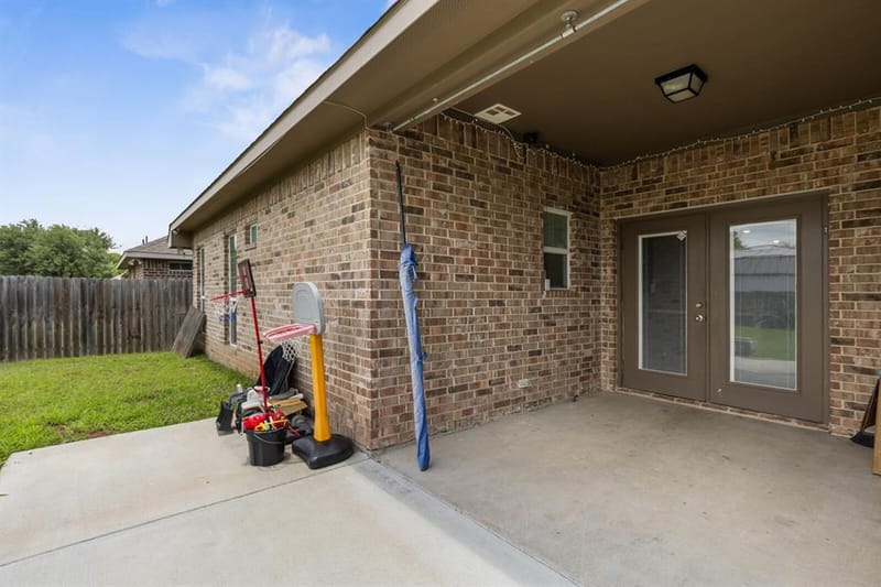 300 N Bermuda Street, Lacy Lakeview TX 76705 - Photo 23