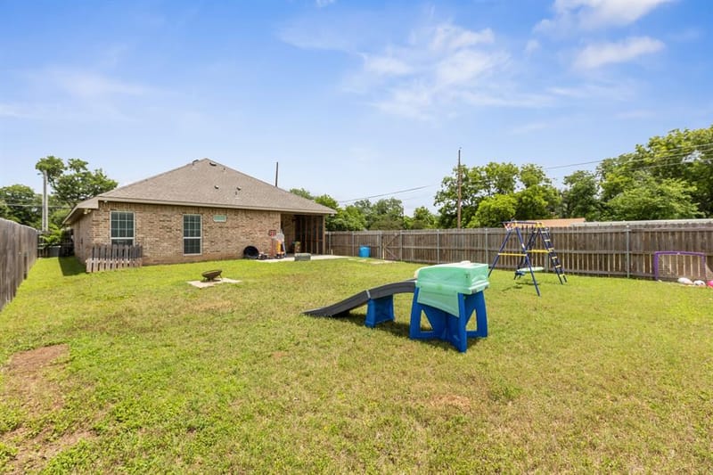 300 N Bermuda Street, Lacy Lakeview TX 76705 - Photo 26