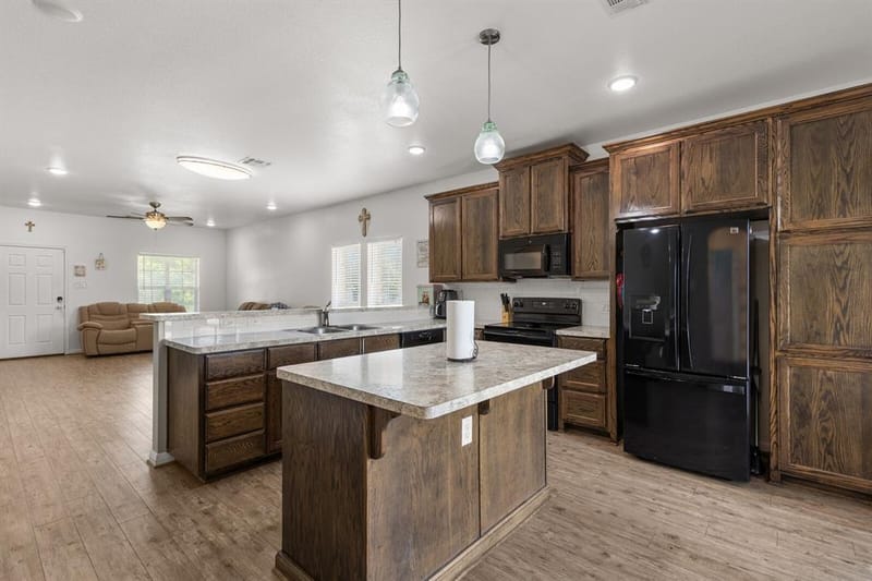 300 N Bermuda Street, Lacy Lakeview TX 76705 - Photo 9