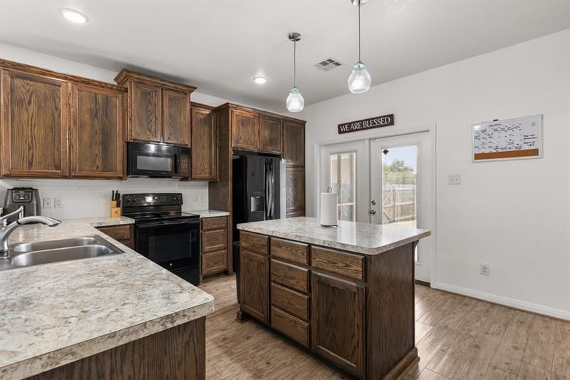 300 N Bermuda Street, Lacy Lakeview TX 76705 - Photo 8