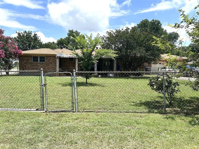 105 Lindenwood Drive, Lancaster TX 75134 - Photo 2