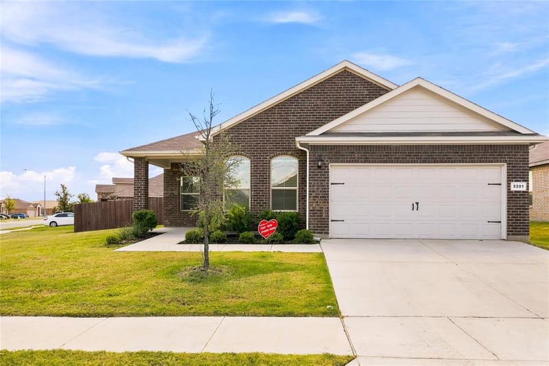 5201 Petal Meadows Drive, Fort Worth TX 76179 - Photo 2