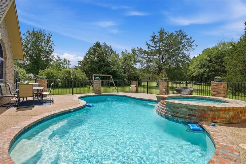 107 Iriquois Drive, Lake Kiowa TX 76240 - Photo 2