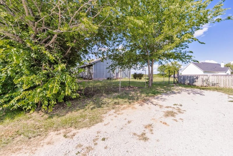 709 W Live Oak Street, Alvord TX 76225 - Photo 3