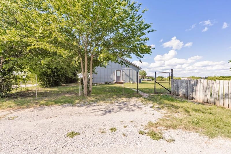 709 W Live Oak Street, Alvord TX 76225 - Photo 5
