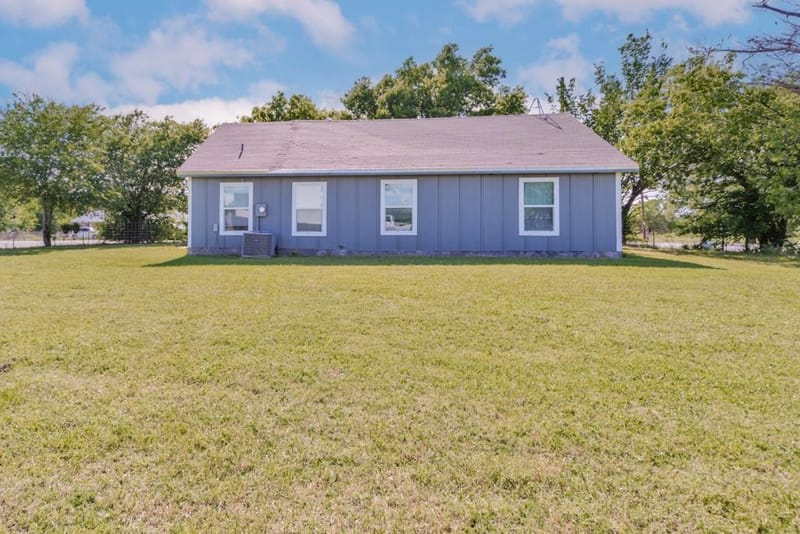 709 W Live Oak Street, Alvord TX 76225 - Photo 11