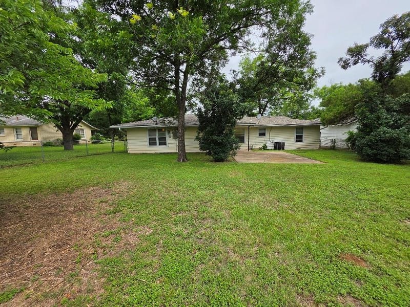 215 Woodard Avenue, Cleburne TX 76033 - Photo 17