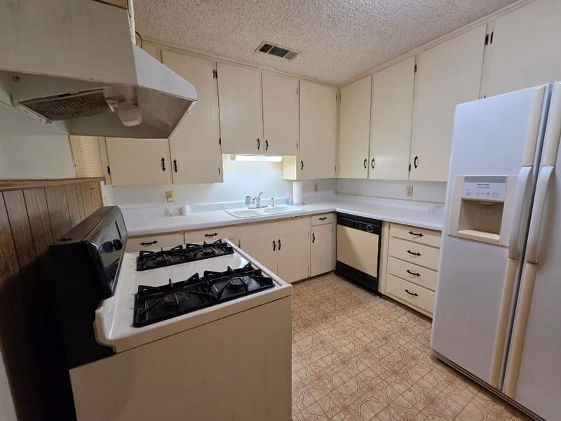 215 Woodard Avenue, Cleburne TX 76033 - Photo 9