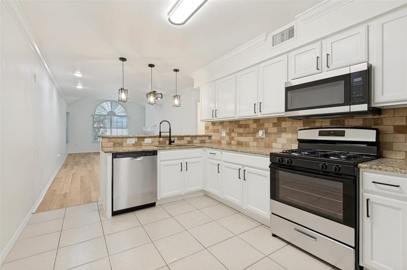 1004 Bridges Drive, Arlington TX 76012 - Photo 14