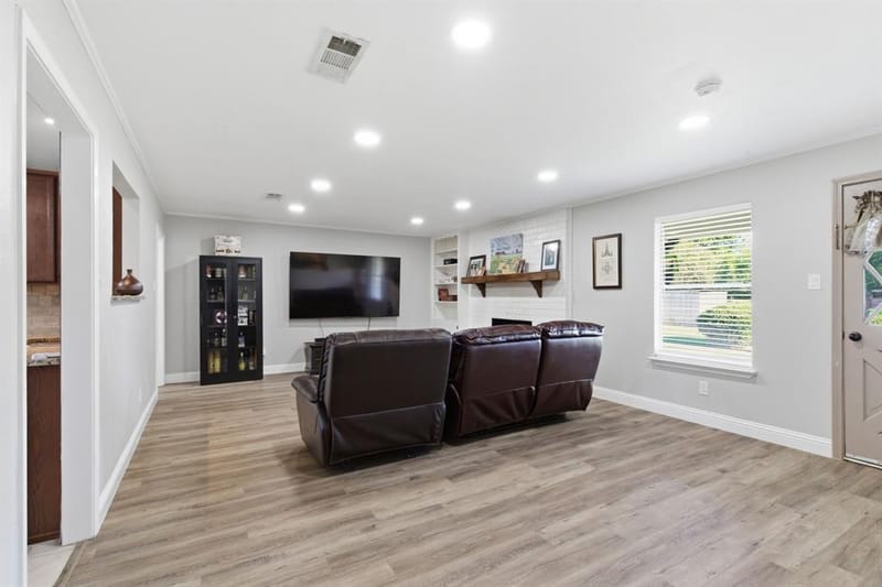 8516 Crestview Drive, North Richland Hills TX 76182 - Photo 5