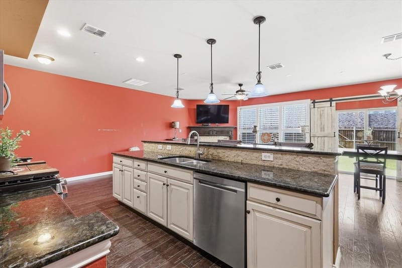 399 Dublin Street, Lewisville TX 75067 - Photo 3