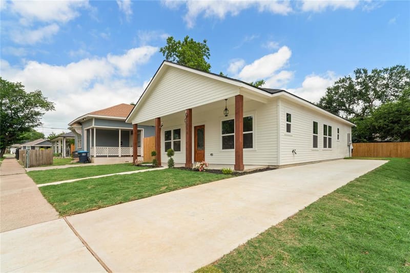 1015 Stella Street, Fort Worth TX 76104 - Photo 2