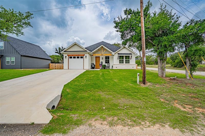 5900 S Lakeside Hills Court, Granbury TX 76048 - Photo 4