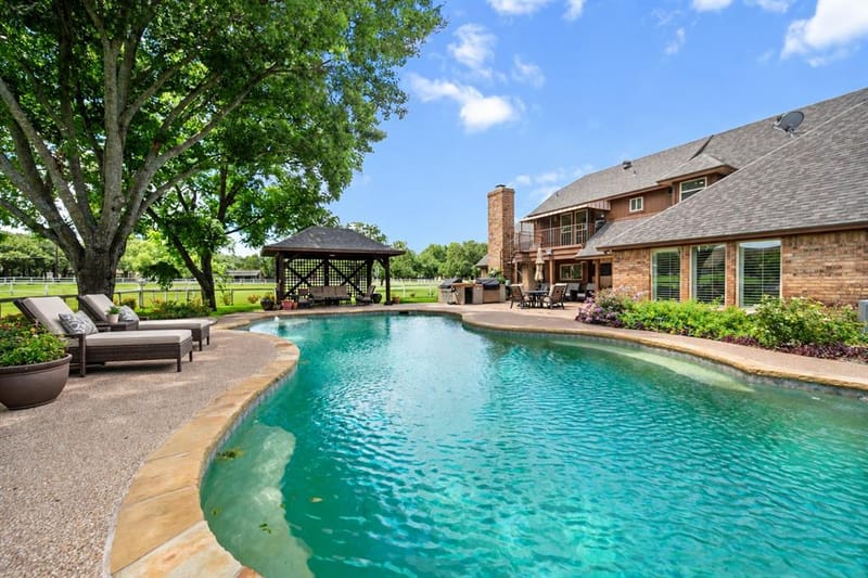 8111 Russell Curry Road, Arlington TX 76001 - Photo 2