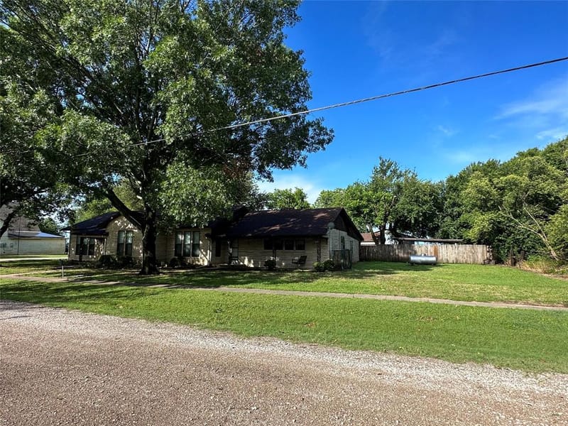 604 Harrel Avenue, Bynum TX 76631 - Photo 4