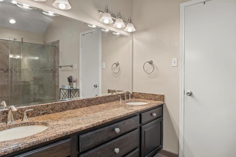 215 Cimarron Trail # 1, Irving TX 75063 - Photo 24