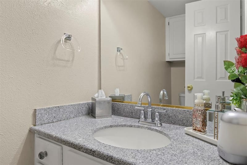 215 Cimarron Trail # 1, Irving TX 75063 - Photo 15