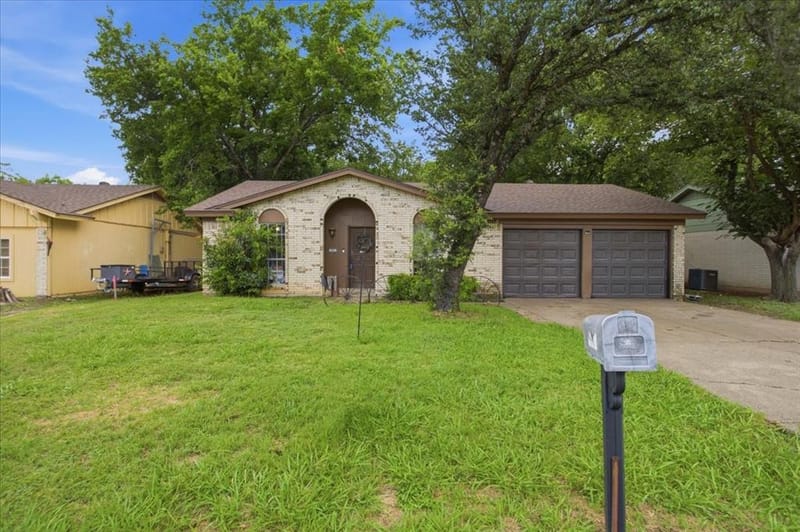 701 N Douglas Avenue, Cleburne TX 76033 - Photo 2