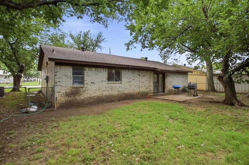 701 N Douglas Avenue, Cleburne TX 76033 - Photo 19
