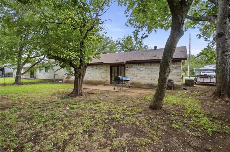 701 N Douglas Avenue, Cleburne TX 76033 - Photo 21
