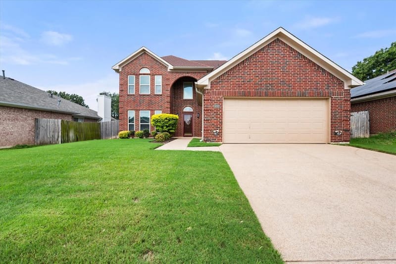 6222 St Leonard Drive, Arlington TX 76001 - Photo 2