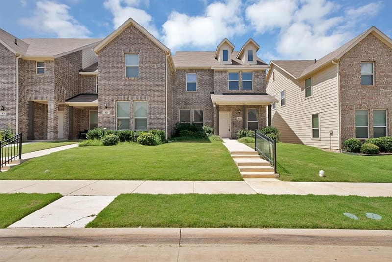 422 Milverton Drive, Fort Worth TX 76036 - Photo 2