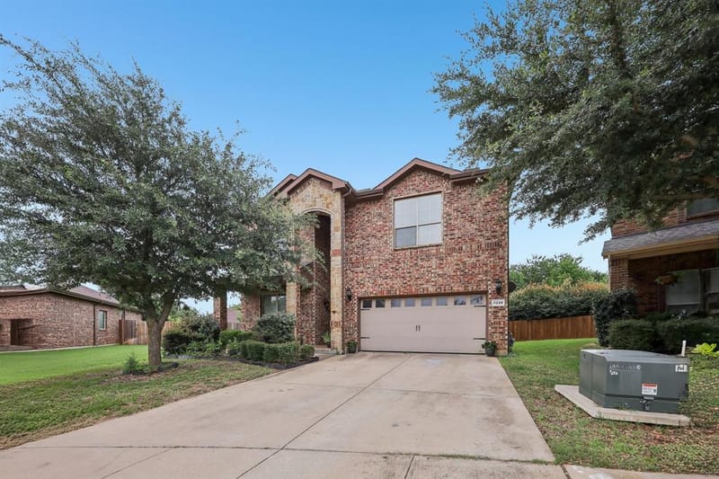 5220 Prestwick Drive, Arlington TX 76001 - Photo 2