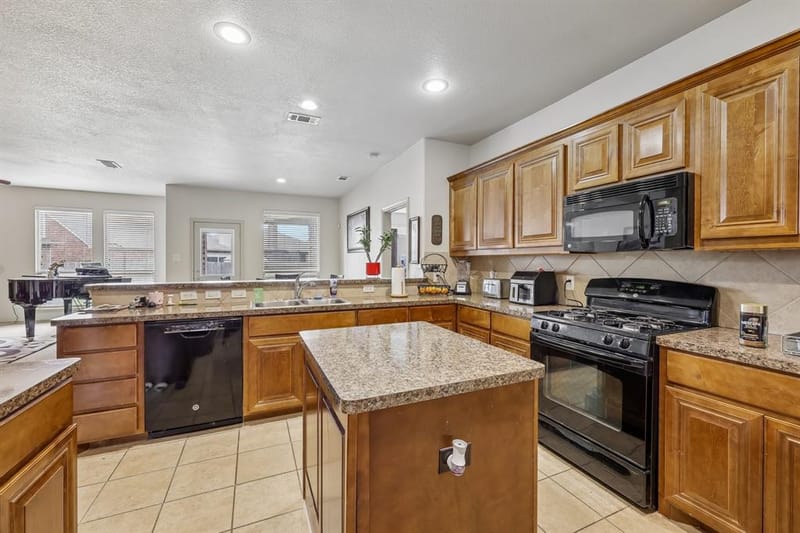 5220 Prestwick Drive, Arlington TX 76001 - Photo 11