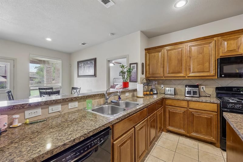 5220 Prestwick Drive, Arlington TX 76001 - Photo 8