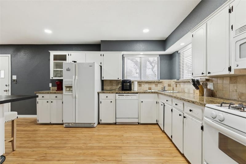 102 Woodland Drive, Highland Village TX 75077 - Photo 9
