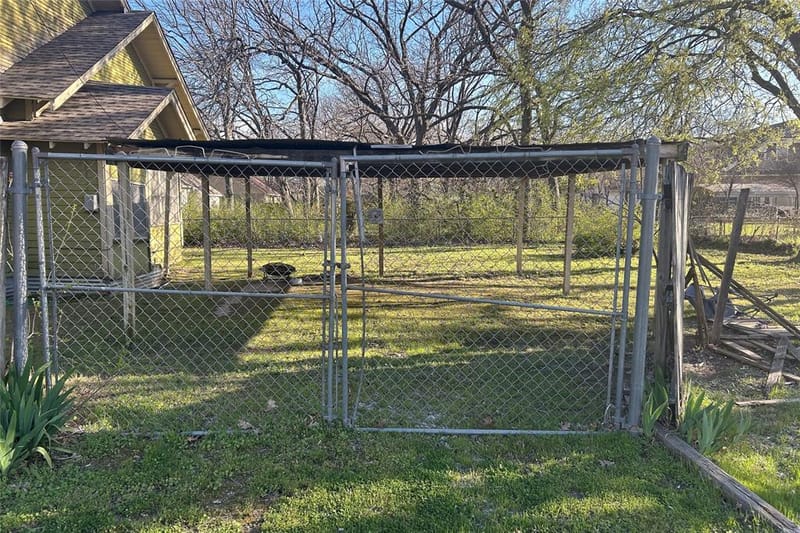 701 S Clements Street, Gainesville TX 76240 - Photo 4