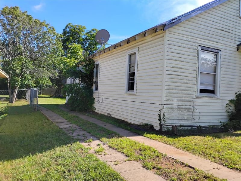 728 W Elm Street, Denison TX 75020 - Photo 2
