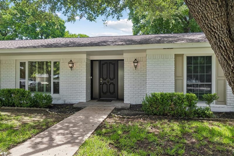 4113 Ridglea Country Club Drive, Benbrook TX 76126 - Photo 2