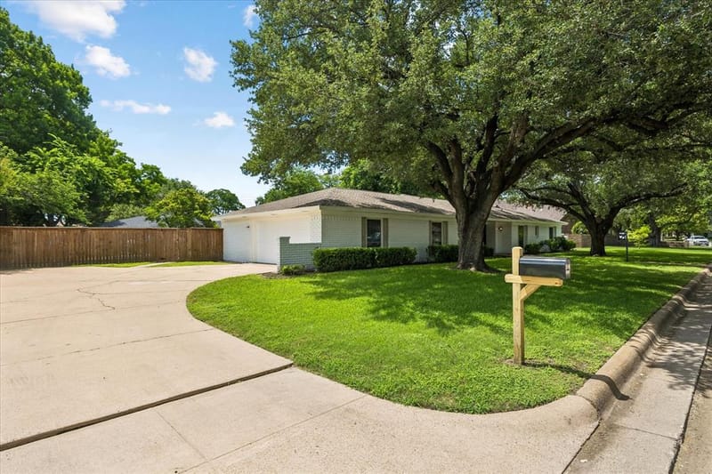 4113 Ridglea Country Club Drive, Benbrook TX 76126 - Photo 3