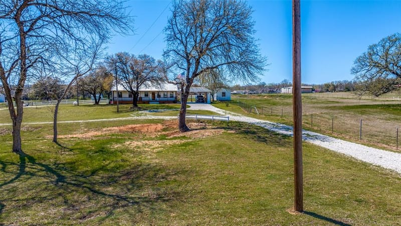 320 English Court, Springtown TX 76082 - Photo 8