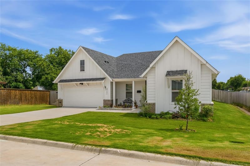 411 W Harwood Road, Euless TX 76039 - Photo 2