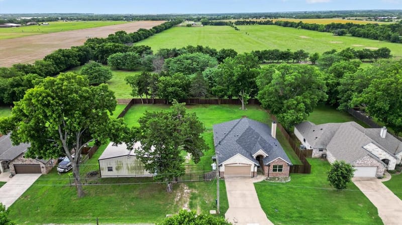 1004 E Main Street, Tioga TX 76271