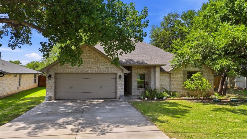 4016 Cherokee Court, Granbury TX 76048 - Photo 2
