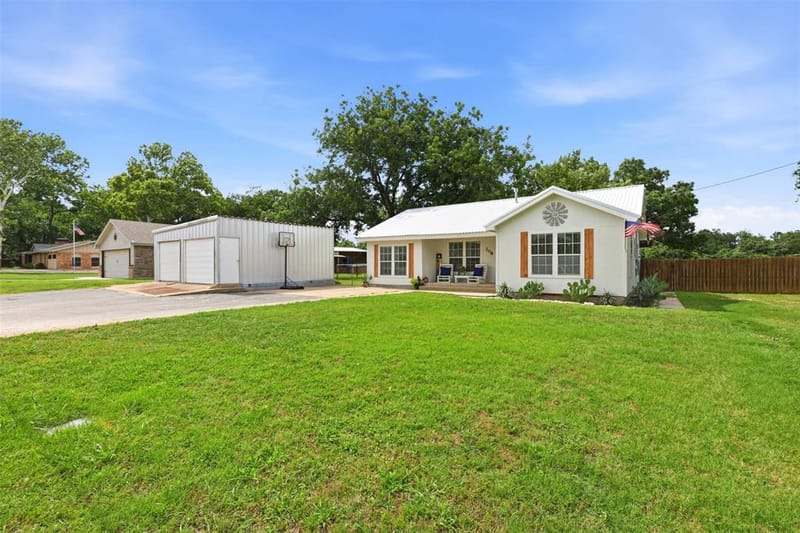 308 W 1st Street, Springtown TX 76082 - Photo 2
