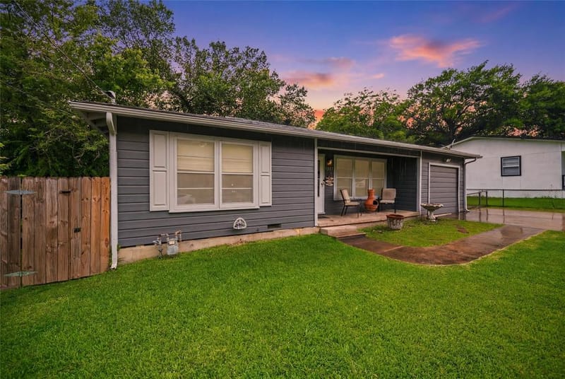 1307 N Gaines Street, Ennis TX 75119 - Photo 2