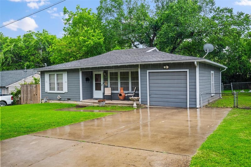 1307 N Gaines Street, Ennis TX 75119 - Photo 3
