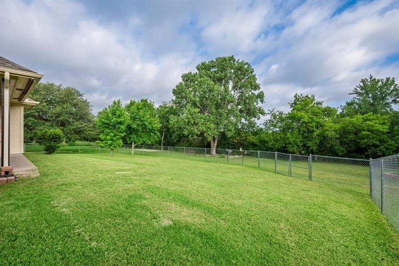 214 Knob Hill Drive, Granbury TX 76048 - Photo 6